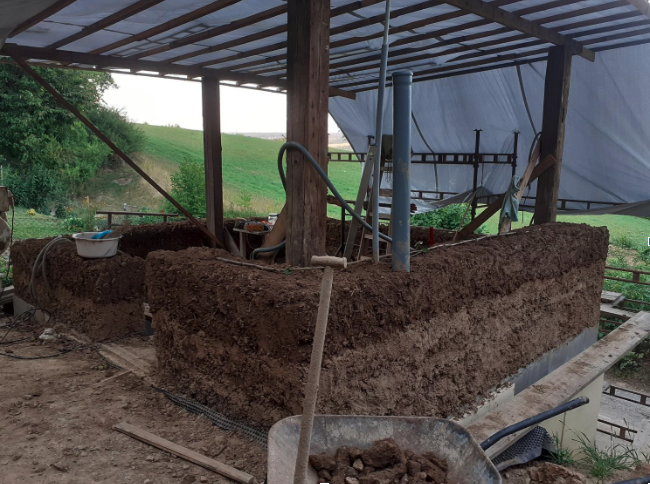 Stavba hliněného domu - fotografie 1